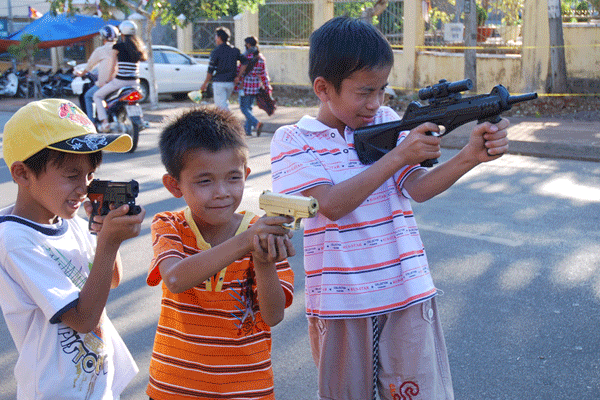 Nguy hai khon luong khi cho tre choi tro choi ban sung-Hinh-4